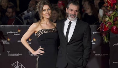 Antonio Banderas y Nicole Kimpel en el Teatro Cervantes, en Málaga, momentos antes de recibir la Biznaga de Oro honorífica en la clausura del vigésimo Festival de Cine en Español de Málaga.