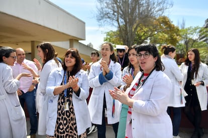 Trabajadores al exterior del hospital.