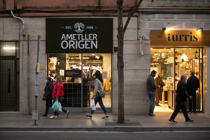 Comercios en una calle de Barcelona, en una imagen de archivo.