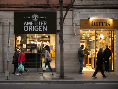 Comercios en una calle de Barcelona, en una imagen de archivo.