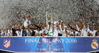 Celebración de los jugadores del Real Madrid con el trofeo.