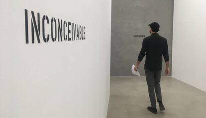 Un visitante en la exposición 'Sin imagen' del artista catalán de Ignasi Aballí.