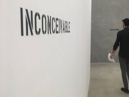 Un visitante en la exposición 'Sin imagen' del artista catalán de Ignasi Aballí.