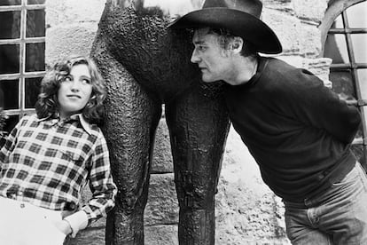 Linda Manz y Dennis Hopper on the set of Hopper's en 'Out of the Blue'.