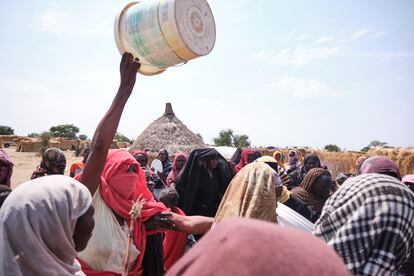 Una mujer intenta recoger agua en Jarbana, donde actualmente viven más de 31.000 personas, la mayoría refugiados de Sudán.