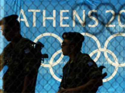 Dos soldados griegos patrullan por el parque olímpico de Atenas.