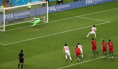 El iraní Karim Ansarifard marca el primer gol contra Portugal.
