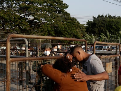 Familiares dos detentos da penitenciária de Guayaquil (Equador) aguardam notícias dos presos, nesta quarta-feira. Em vídeo, imagens do centro penitenciário depois do motim.