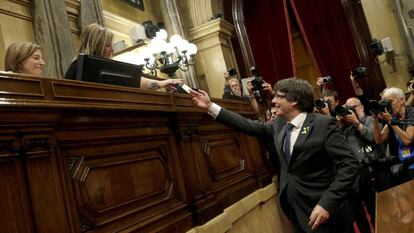 El presidente de la Generaliatat, Carles Puigdemont, vota en el pleno del Parlament que aprob&oacute; el viernes la independencia de Catalu&ntilde;a