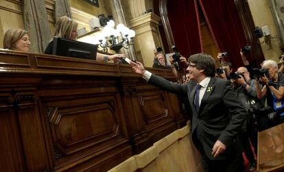 El presidente de la Generaliatat, Carles Puigdemont, vota en el pleno del Parlament que aprobó el viernes la independencia de Cataluña