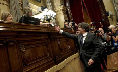 El presidente de la Generaliatat, Carles Puigdemont, vota en el pleno del Parlament que aprob&oacute; el viernes la independencia de Catalu&ntilde;a