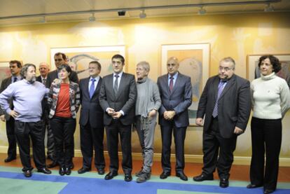 El <b><i>lehendakari,</b></i> Patxi López, ayer con varios de los miembros del Consejo de Víctimas.