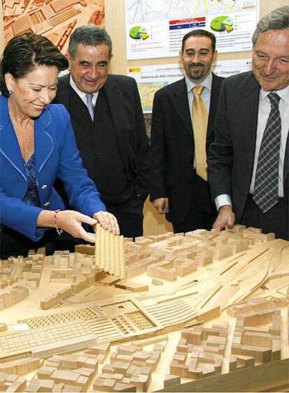 Magdalena Álvarez y Rafael Moneo, con la maqueta de la futura Estación Ferroviaria de Atocha.