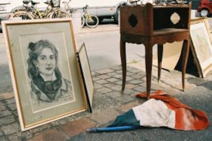 Puesto de antigüedades en el rastro de Saint-Sernin, en Toulouse (Francia).