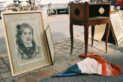 Puesto de antigüedades en el rastro de Saint-Sernin, en Toulouse (Francia).