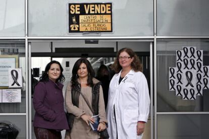 María del Toro, (Asociación Valenciana de Diabetes, izq.); Cristina Ponce, madre de una niña enferma, y la investigadora Deborah Burks