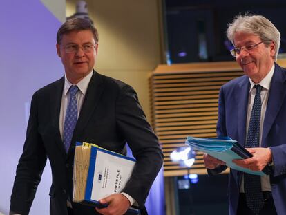 El vicepresidente de la Comisión, Valdis Dombrovskis, y el comisario de Economía, Paolo Gentiloni, en una comparecencia en Bruselas.