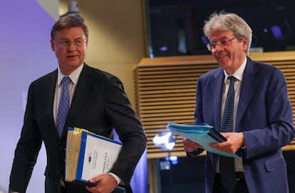 El vicepresidente de la Comisión, Valdis Dombrovskis, y el comisario de Economía, Paolo Gentiloni, en una comparecencia en Bruselas.