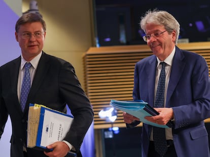 El vicepresidente ejecutivo de la Comisión Europea, Valdis Dombrovskis, y el comisario de Economía, Paolo Gentiloni.