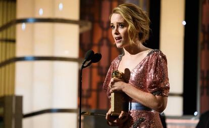 Claire Foy, con el Globo de Oro como mejor actriz de drama de televisión por su papel en 'The Crown'.