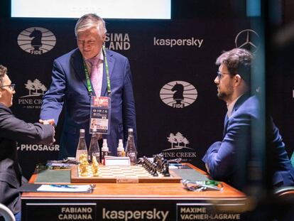 El excampeón Anatoli Kárpov saluda a Caruana antes de realizar el saque de honor, hoy en Yekaterimburgo