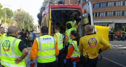 Sanitarios del SAMUR atienden a una de las heridas en el accidente.