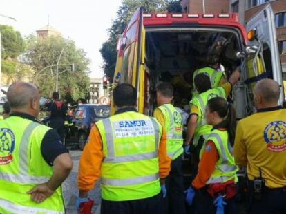 Sanitarios del SAMUR atienden a una de las heridas en el accidente.