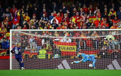 El portero español Unai Simon para el penalti a Donyell Malen, de Paises Bajos.