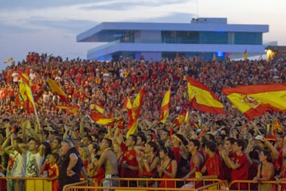 Miles de seguidores de la selección, ayer, en el puerto de Valencia, siguiendo el partido.