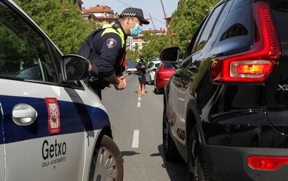 La Policía Municipal de Getxo ha controlado este martes la entrada de vehículos en uno de los accesos al municipio vizcaíno tras entrar en la zona roja por alta tasa de contagios de covid-19.