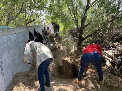 Madres buscadoras cavan en la fosa localizada en Tamaulipas, en una imagen compartida en redes sociales.