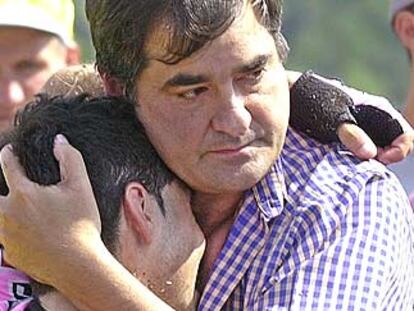 Manolo Saiz abraza a un dolorido Beloki tras el accidente.