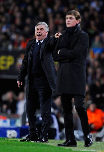 Ancelotti da instrucciones en la banda del Camp Nou.