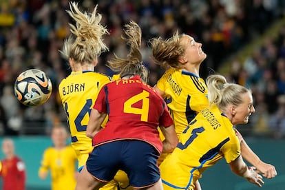 Desde la izquierda, Nathalie Bjorn, Irene Paredes, Magdalena Eriksson y Stina Blackstenius, durante el partido.