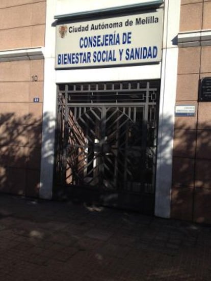 La Consejera de Bienestar Social y Sanidad, una de las sedes registradas, con la verja cerrada.