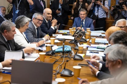 El senador Juan Antonio Coloma durante la reunión de trabajo de la Comisión de Trabajo y Previsión Social, el 15 de enero 2025.