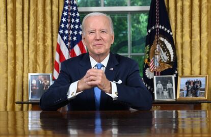El presidente de EE UU, Joe Biden, se dirige a la nación este viernes desde el Despacho Oval de la Casa Blanca.