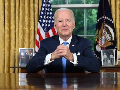 El presidente de EE UU, Joe Biden, se dirige a la nación este viernes desde el Despacho Oval de la Casa Blanca.