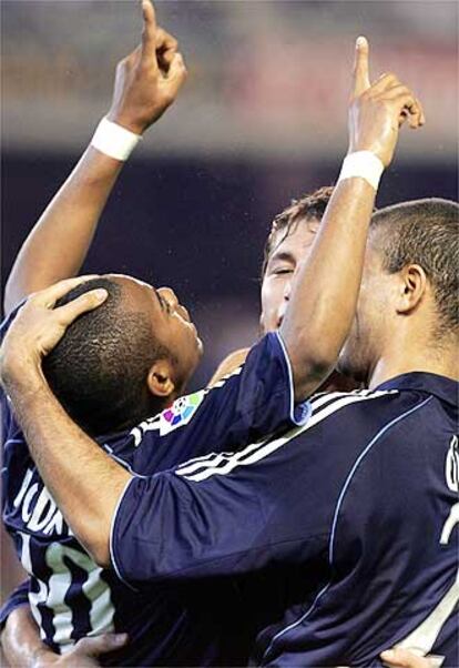 Helguera y Sergio Ramos felicitan a Robinho, tras marcar un gol al Betis.