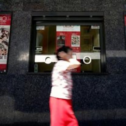 Una señora pasa por delante de la taquilla de los Cines Callao, en Madrid. Las entradas de cine sufrirán un aumento de 13 puntos en el IVA.