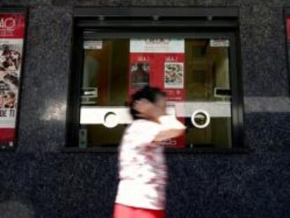 Una señora pasa por delante de la taquilla de los Cines Callao, en Madrid. Las entradas de cine sufrirán un aumento de 13 puntos en el IVA.