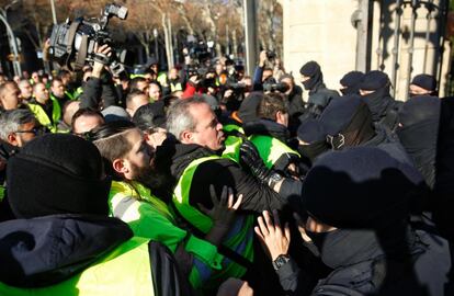 Moments de tensi entre els taxistes i els Mossos a l'entrada del Parc de la Ciutadella, on es troba el Parlament.