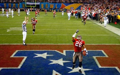 Dwight Smith anota un 'touchdown' para los Tampa Bay Bucaneers.