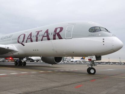 Un avi&oacute;n de largo recorrido de Qatar Airways