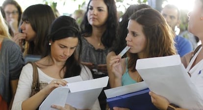 Opositores a profesores,en Sevilla entregando su proyecto.