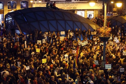 Miles de personas participan en la marcha 'Rodea el Congreso', en la Puerta del Sol de Madrid.