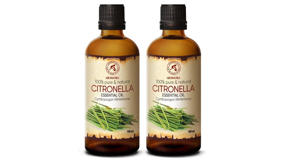 Dos botes de aceite esencial a base de citronela.