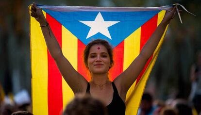 Una manifestante frente al TSJC, el jueves.