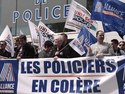 Manifestantes contra el “odio antipoli” este miércoles frente a la estación de policía de Estrasburgo.