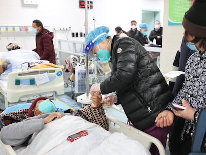 A medical worker attends to a patient at the emergency department of Ganyu District People's Hospital, amid the coronavirus disease (COVID-19) outbreak in Lianyungang, Jiangsu province, China December 28, 2022. China Daily via REUTERS  ATTENTION EDITORS - THIS IMAGE WAS PROVIDED BY A THIRD PARTY. CHINA OUT.